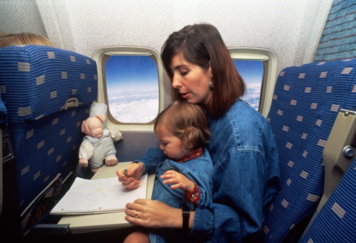 Fly med barnet på flyet