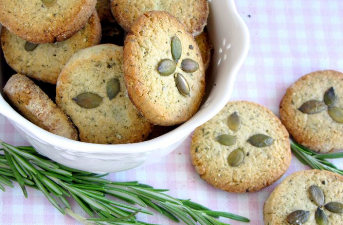 Sådan tilberedes cookies med græskar frø og rosmarin