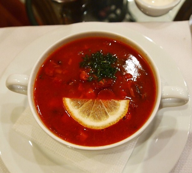 En ægte ukrainsk borsch med røget bacon