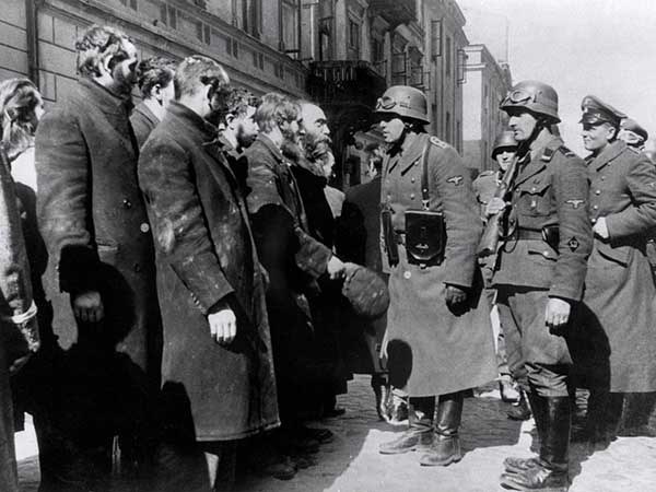 Treblinka dødslejr, billede af anden verdenskrig. Tyske soldater forhør jøder efter opstanden i Warszawa ghettoen i 1943