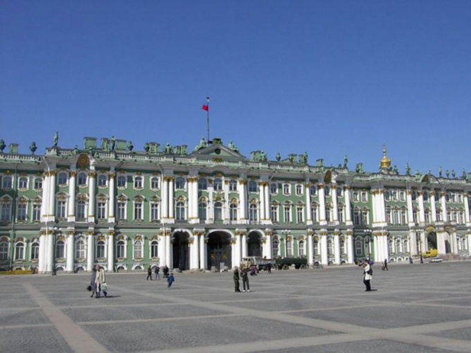 Gå til Slottspladsen, du vil straks se Statens Hermitage Museum